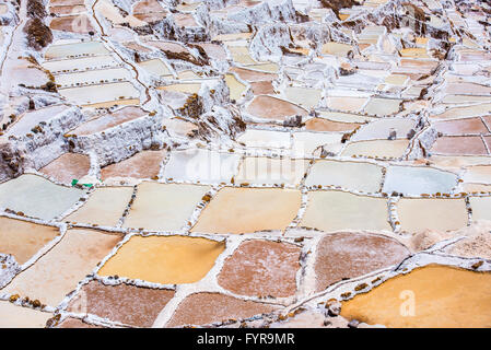 Salinas de Maras, man-made le miniere di sale vicino a Cusco, Perù Foto Stock