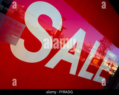 Vendita sign in vetrina Foto Stock