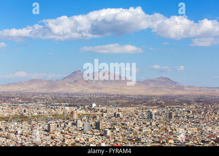 Urmia città vista aerea con le montagne a nord-ovest dell'Iran Foto Stock