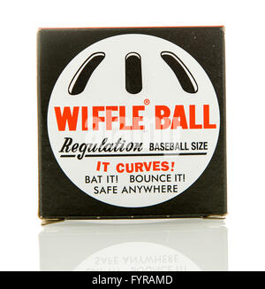 Winneconne, WI - 5 Feb 2016: casella di l'originale wiffle ball che è la dimensione di una partita di baseball. Foto Stock