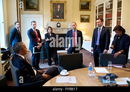 Il Presidente degli Stati Uniti Barack Obama incontra con i consulenti senior prima di una conferenza stampa congiunta con il Primo Ministro britannico David Cameron presso il Foreign and Commonwealth Office 22 aprile 2016 a Londra, Regno Unito. Foto Stock