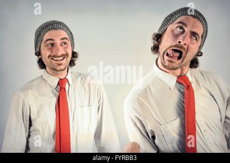 Twin adulto gli uomini con la barba rendendo sciocche espressioni del viso Foto Stock