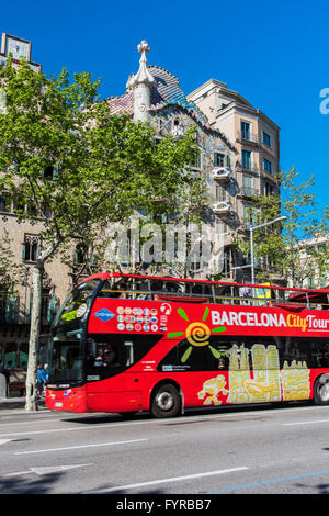 Rosso di Barcellona autobus turistico con la chiesa della Sagrada Familia dietro, Barcellona, in Catalogna, Spagna Foto Stock