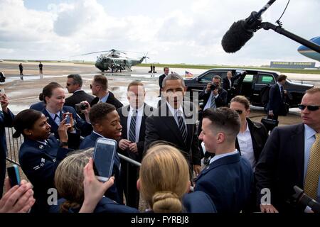 Il Presidente degli Stati Uniti Barack Obama saluta Air Force il personale di servizio all'Aeroporto Stansted di Londra come egli si parte per la Germania 24 aprile 2016 in Uttlesford, Essex, Regno Unito. Foto Stock
