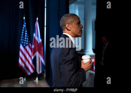 Il Presidente degli Stati Uniti Barack Obama attende di prendere il palcoscenico per un municipio discussione a Lindley Hall 23 aprile 2016 a Londra, Regno Unito. Foto Stock