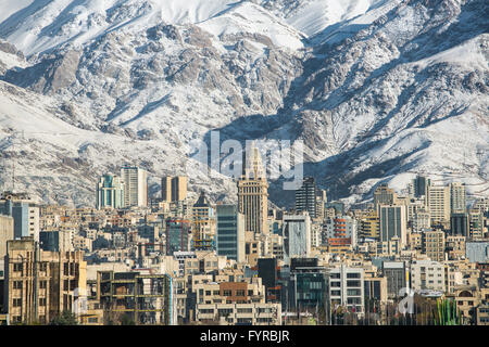 Inverno Tehran vista con una coperta di neve Alborz montagne sullo sfondo Foto Stock