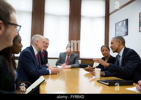 Il Presidente degli Stati Uniti Barack Obama incontra con Jeremy Corbyn, leader del partito laburista e leader dell'opposizione, alla Royal Horticultural Halls Aprile 23, 2016 a Londra, Regno Unito. Foto Stock