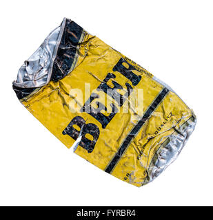 Giallo schiacciato o birra lager può su sfondo bianco Foto Stock