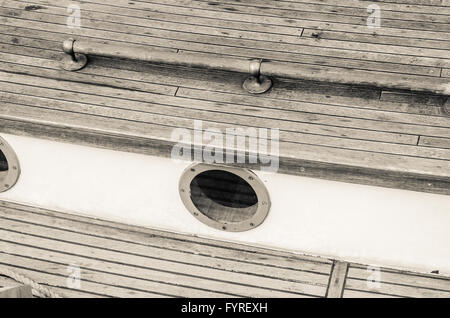 In prossimità di un ponte della vecchia nave a vela, seppia Foto Stock