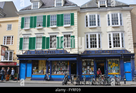 Le persone al di fuori del Cavallo Bianco pub accanto a Blackwell, Broad Street, Oxford. Foto Stock