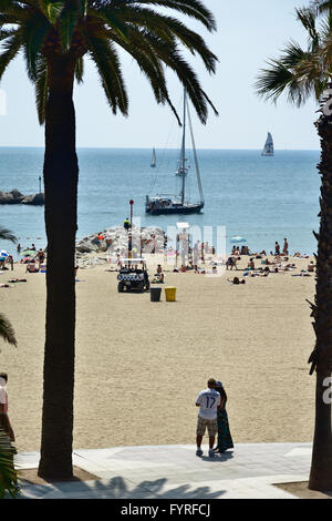 Spiaggia, Poblenou, vicino al Villaggio Olimpico. Barcellona, in Catalogna, Spagna, Europa Foto Stock