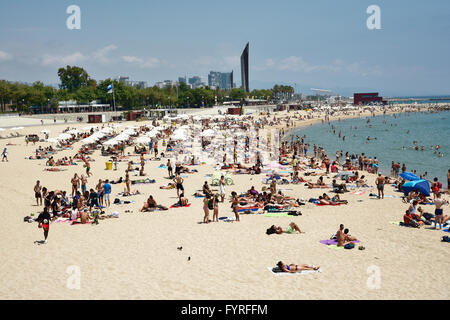 Spiaggia Vicino al porto olimpico. Barcellona, in Catalogna, Spagna, Europa Foto Stock