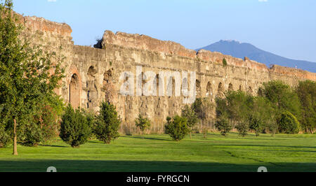 Rovine dell antico acquedotto romano, Roma, Italia Foto Stock