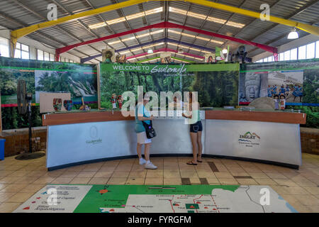 La nave da crociera Welcome Center Building Interior in Santo Tomas de Castilla la porta che il Guatemala è il porto più trafficato in America centrale Foto Stock