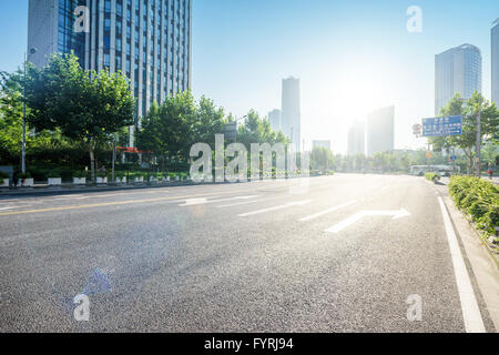 Strada asfaltata in città moderno Foto Stock