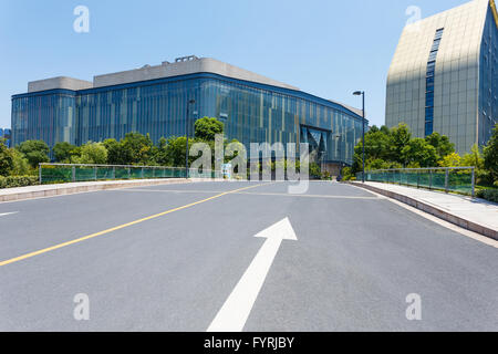 Strada asfaltata in città moderno Foto Stock