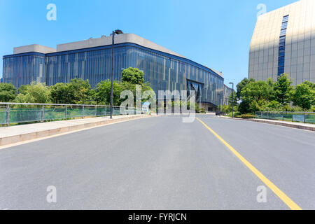 Strada asfaltata in città moderno Foto Stock