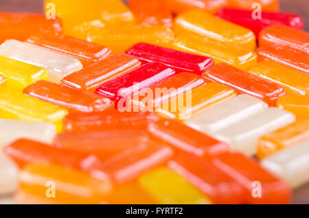 Primo piano rettangolare lucido colorato hard candy allineati Foto Stock
