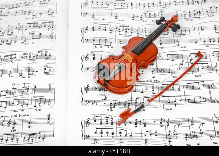 Toy violino e foglio di musica Foto Stock