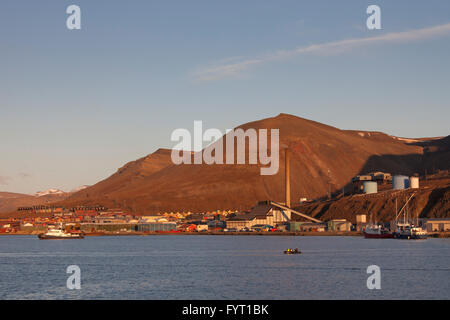 Il porto di Longyearbyen visto dalla baia al sole di mezzanotte in estate, Svalbard / Spitsbergen, Norvegia Foto Stock