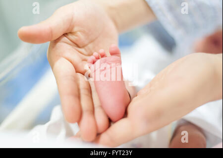 La foto è stata scattata dal neonato per ostetricia e ginecologia Ostetricia neonatale piedi bambino close-up Foto Stock