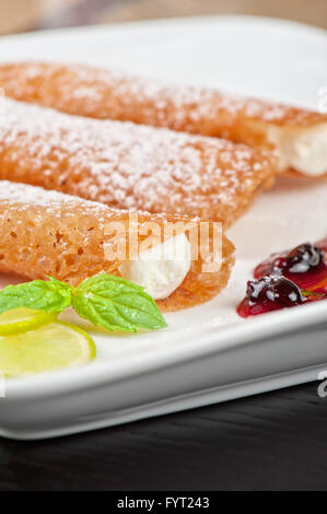 Cannoli Siciliani in corrispondenza della piastra Foto Stock