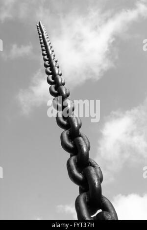 Catena di metallo va in cielo con le nuvole Foto Stock
