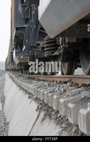 I binari della ferrovia e il materiale rotabile Ruote closeup Foto Stock