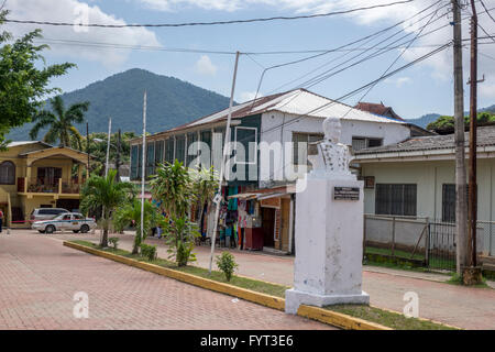 Una statua del generale Francisco Morazan su 1 Calle, Trujillo, Colon, Honduras Foto Stock