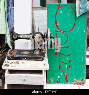 LONDON, Regno Unito - Mar 05, 2016: Vecchia cucire Singer macchina come parte di una finestra di visualizzazione in un antico negozio il 5 marzo 2016 a Londra, U Foto Stock