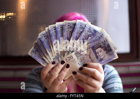 Immagine che mostra l'azienda studente lei di recente ha ricevuto Prestito studente in £20 note. Foto Stock