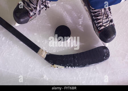 Hockey sticsk e puck su ghiaccio Foto Stock