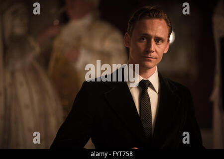 High-Rise è un 2015 British Science Fiction film thriller diretto da Ben Wheatley, interpretato da Tom Hiddleston, Jeremy Irons, Sienna Miller, Luke Evans, Elisabeth Moss, James Purefoy e Keeley Hawes. Questa fotografia è per il solo uso editoriale ed è il copyright del film company e/o il fotografo assegnato dal film o società di produzione e può essere riprodotto solo da pubblicazioni in congiunzione con la promozione del film di cui sopra. Un credito per il film company è richiesto. Il fotografo deve anche essere accreditato quando noto. Foto Stock