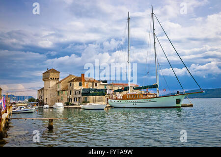 Kastel Gomilica storica isola vicino a Spalato Foto Stock