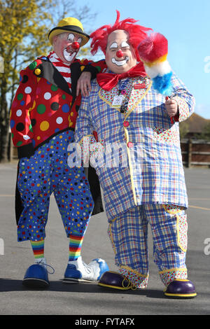 Pagliacci Bibbledy Bob, (rosso) per capelli e clown Bluey, (cappello giallo) mostrato di intrattenere i bambini a Bognor Regis, West Sussex, Regno Unito. Foto Stock