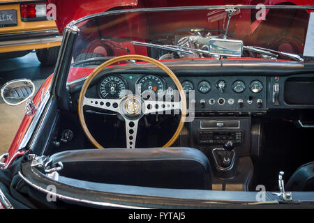 Cabina della vettura sportiva Jaguar E-Type 4.2 Serie I roadster, 1967. Foto Stock