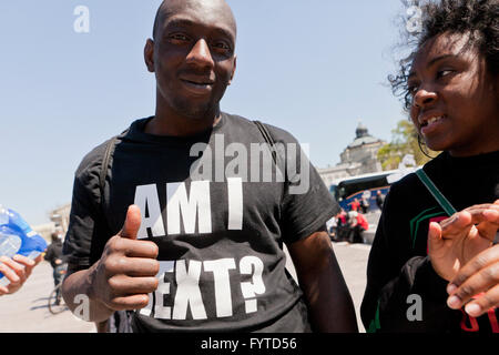 Nero vive questione attivista indossando "Sono io il prossimo?" t-shirt - USA Foto Stock