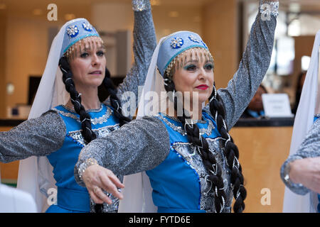 Tradizionale rumena ballerini folk - USA Foto Stock