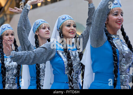 Tradizionale rumena ballerini folk - USA Foto Stock
