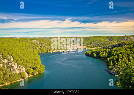 Fiume Krka e la città di Skradin Foto Stock