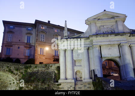 La porta di san giacomo a bergamo, Italia Foto Stock