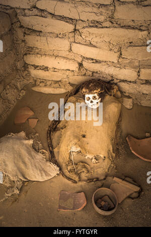 Il cimitero di Chauchilla con mummie prehispanic nel deserto di Nazca, Perù Foto Stock