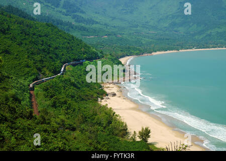 Panorama scena Lang Co beach, tonalità da Hai Van mountain pass a Da Nang, Viet Nam. Un paesaggio fantastico del treno in movimento su ferrovia Foto Stock