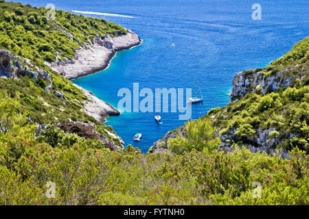 New Scenic 5 posti barca a vela bay sull isola di Vis Foto Stock