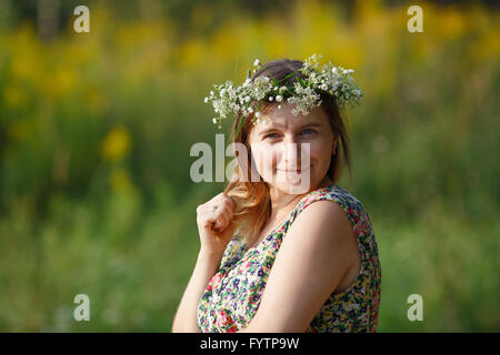 Donna con la corona sulla sua testa sorridente Foto Stock