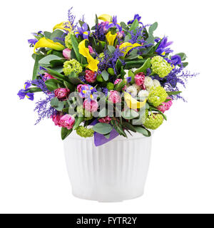 Bouquet di tulipani, iris, alstroemeria, gigli e altri fiori in vaso isolato su sfondo bianco. Foto Stock