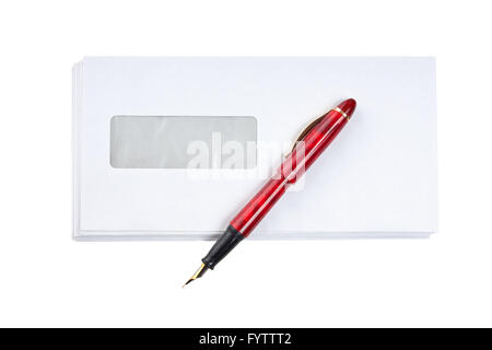 Pila di buste della posta e una penna Foto Stock