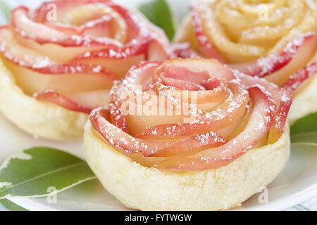 Rose da apple e pasta sfoglia Foto Stock