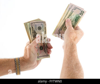 Etnia caucasica mani mantenendo la ventola di US Dollar Bills Foto Stock