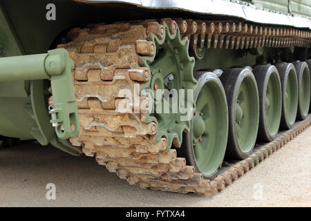 Parte del sottocarro cingolato di attrezzature militari, close-up Foto Stock